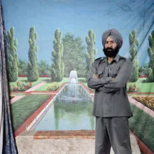 homme-indien-jardin-studio