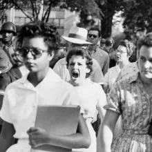 Photographie noir/blanc d’Elizabeth Eckford, prise à Little Rock, Arkansas (USA), par Will Counts en 1957