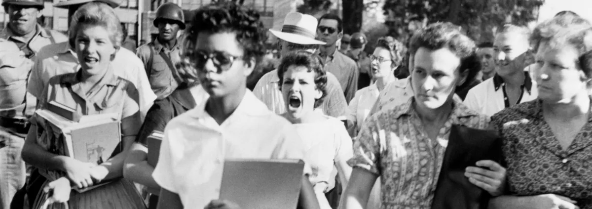 Photographie noir/blanc d’Elizabeth Eckford, prise à Little Rock, Arkansas (USA), par Will Counts en 1957