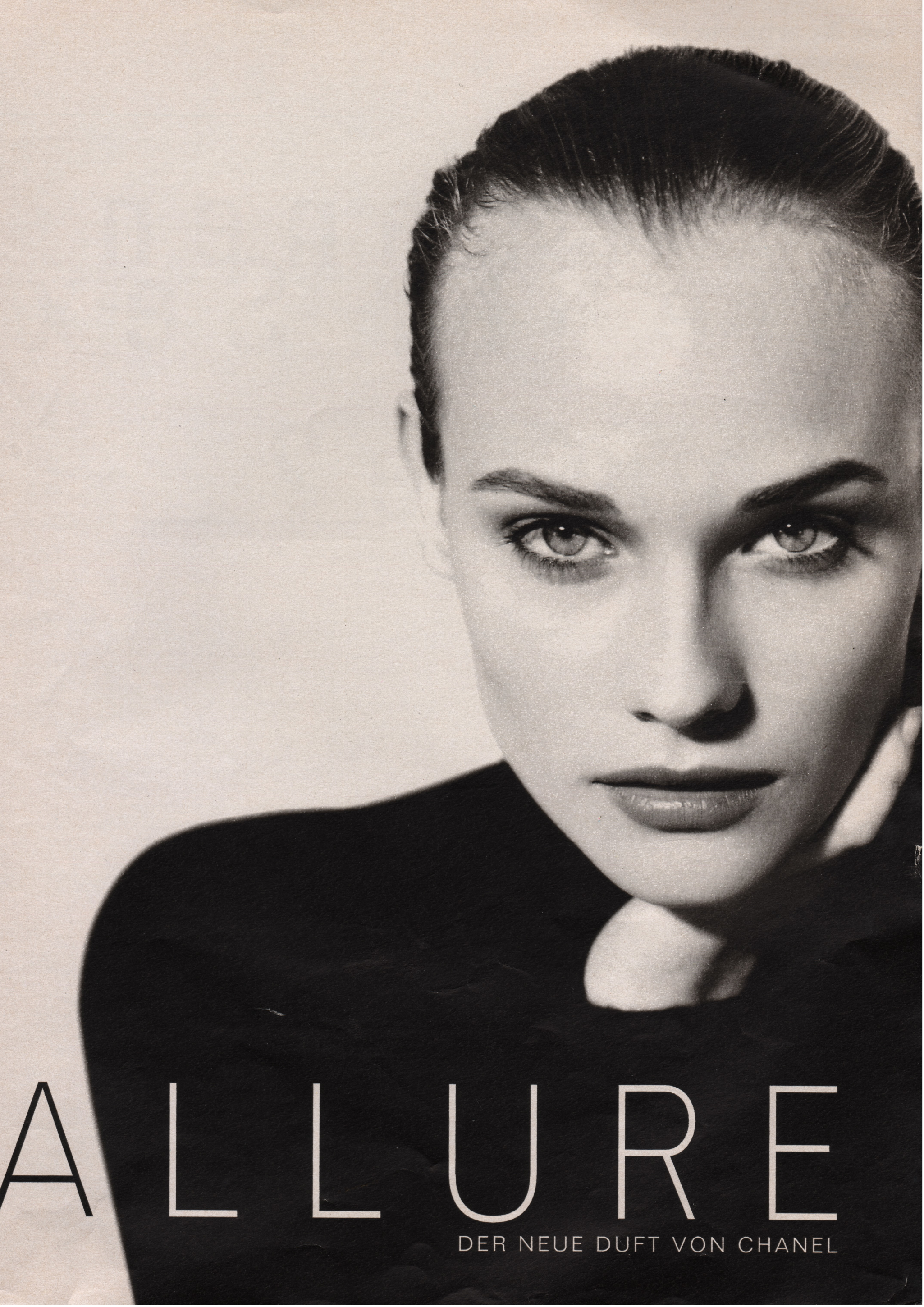 femme-visage-noir-blanc-serieuse.png
