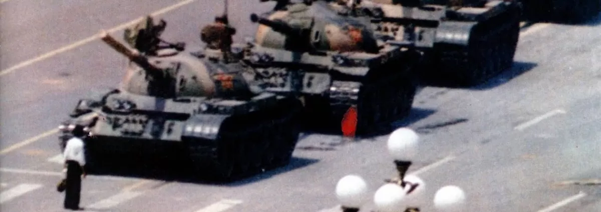 Colonne de chars stoppée par un piéton, sur la place TienAnMen en Chine, en 1989